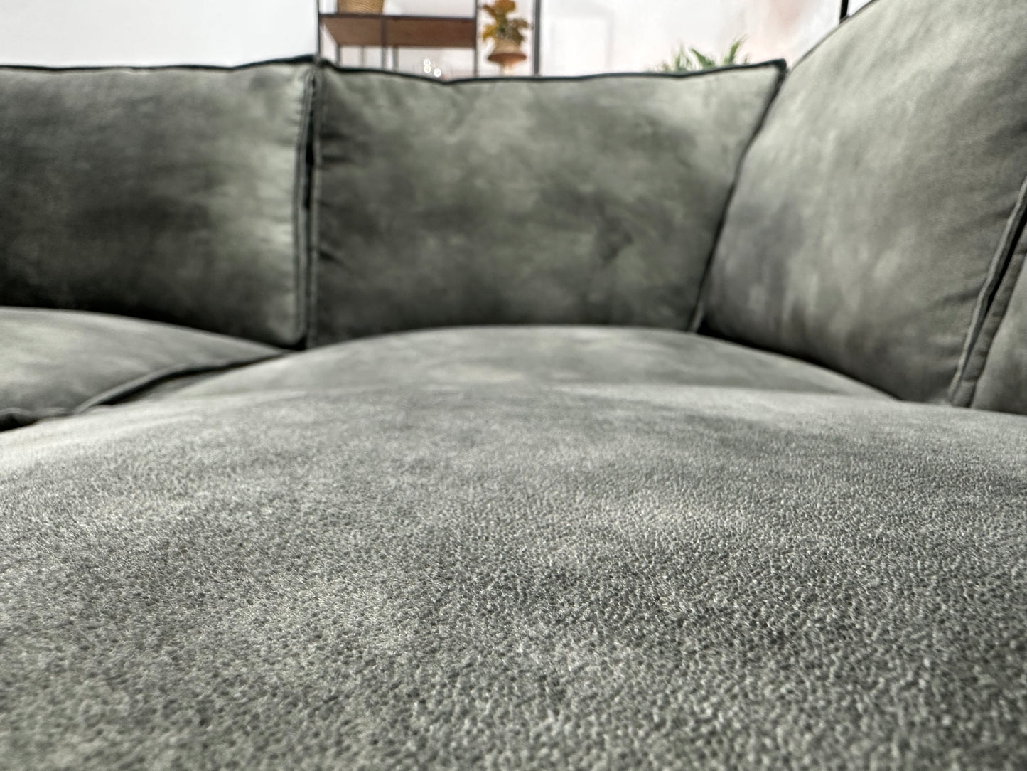 Grijze Velvet Hoekbank ~ Losse Rugkussens Met Afneembare Hoezen