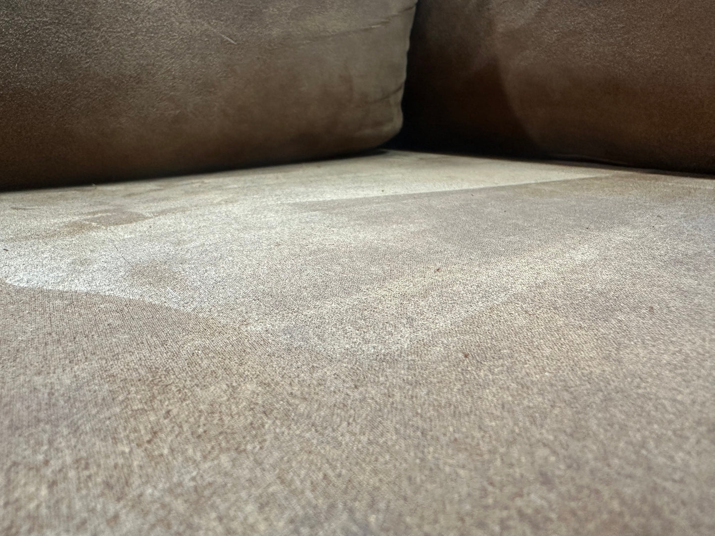 Cognac Bruine Suede Stoffen Hoekbank ~ Losse Kussens Met Afneembare Hoezen