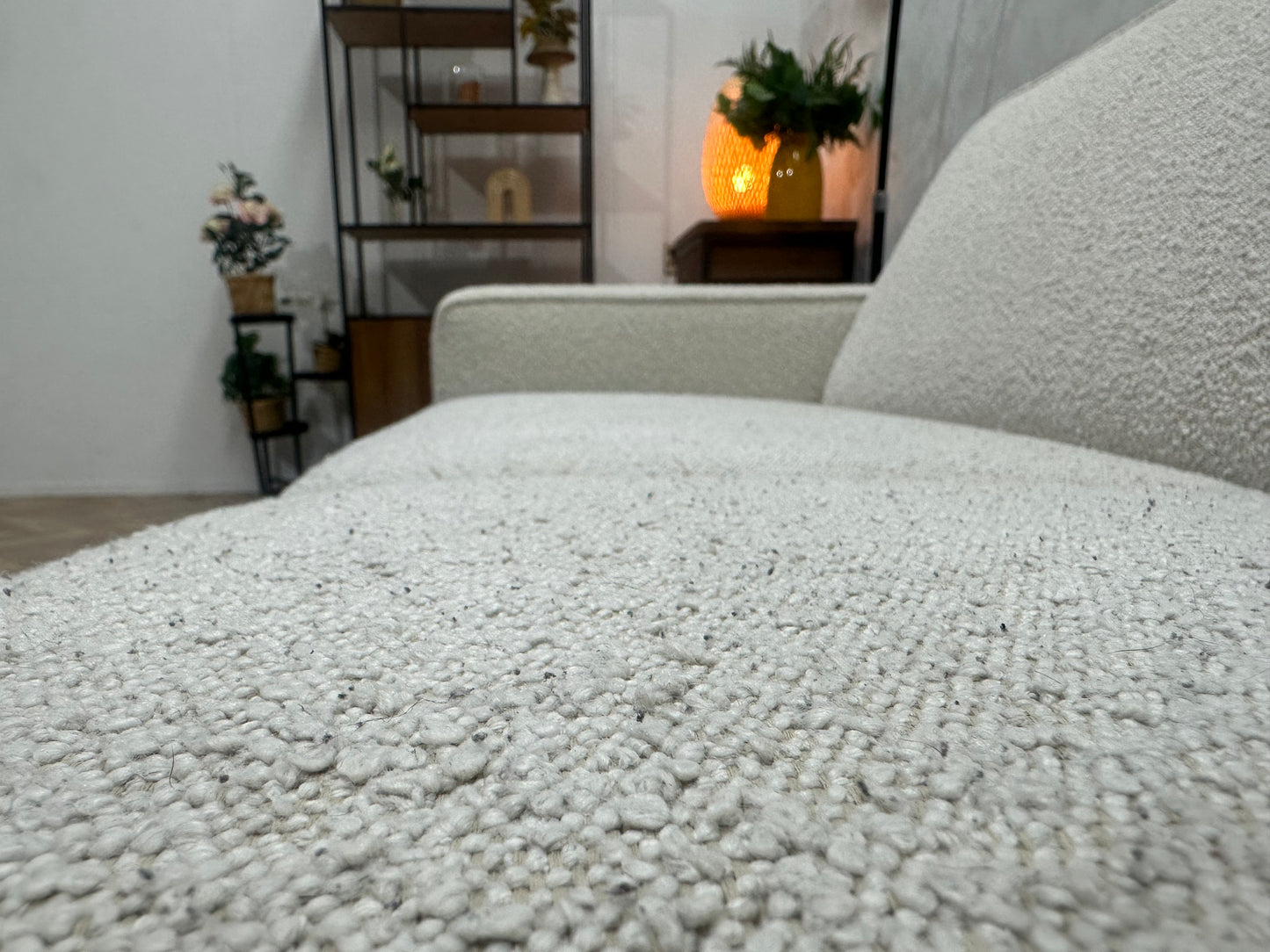 Witte Bouclé Stoffen Hoekbank ~ Vaste Kussens