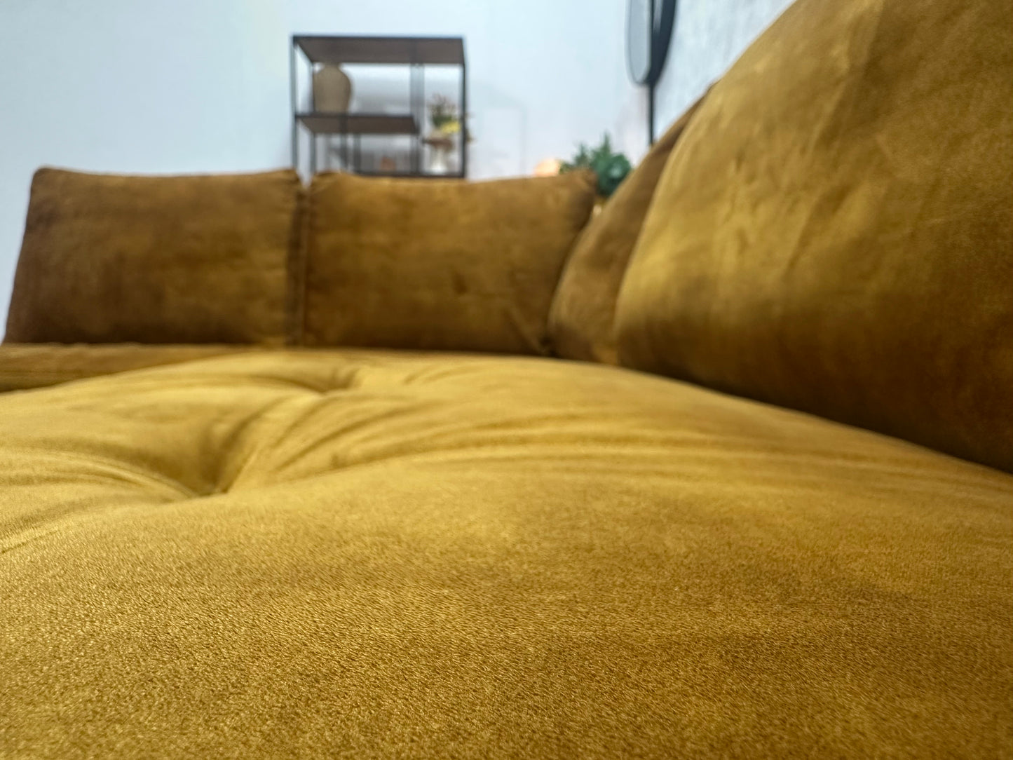 Oker Gele Velvet Hoekbank ~ Losse Rugkussens Met Afneembare Hoezen