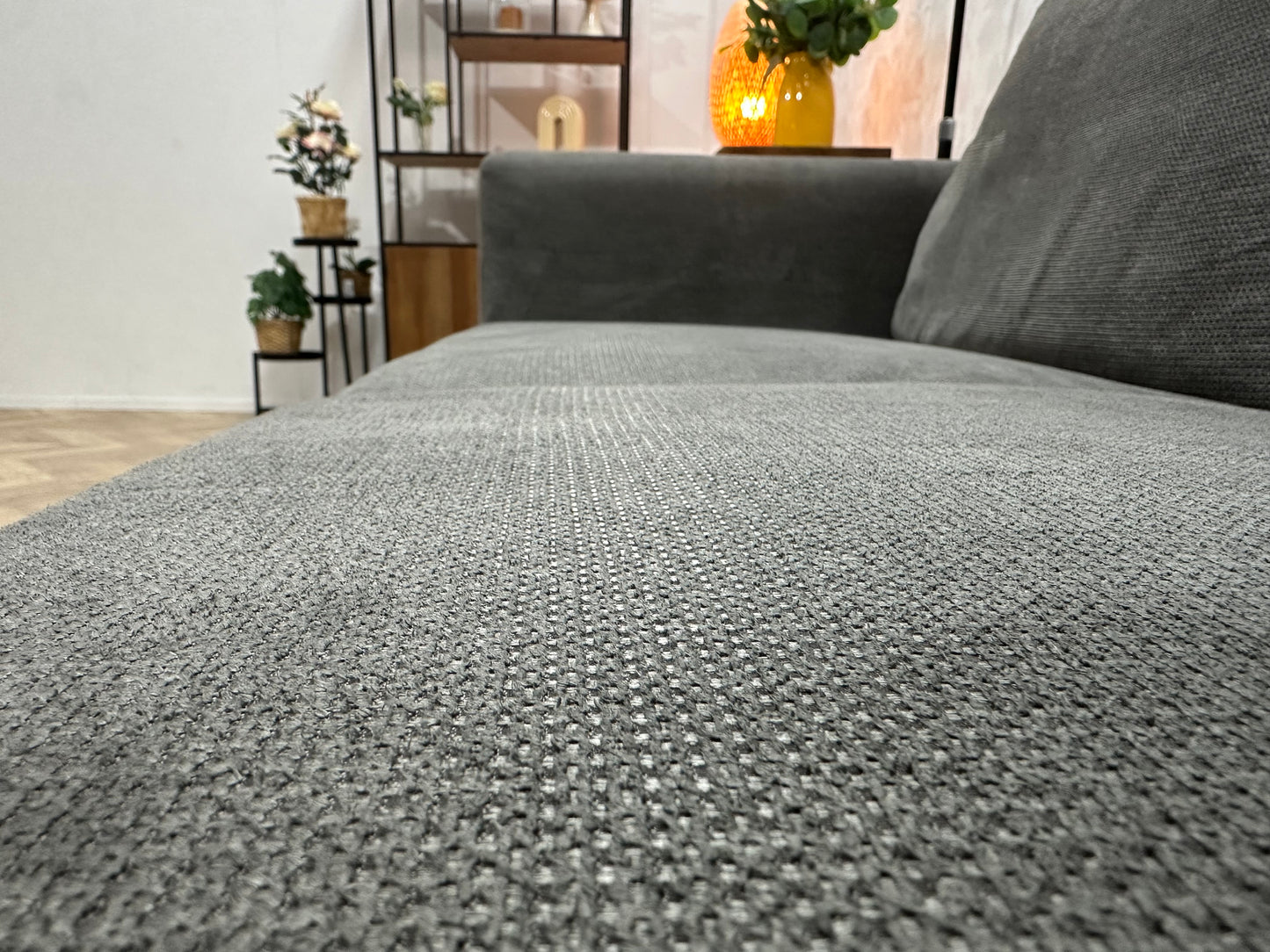 Grijze Suède Stoffen Hoekbank ~ Losse Rugkussens Met Afneembare Hoezen