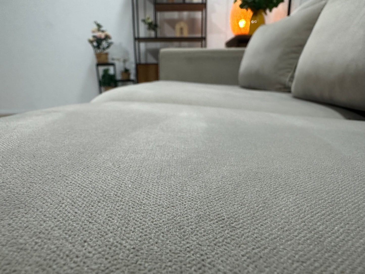 Licht Grijze Ruime Velvet Hoekbank ~ Losse Kussens Met Afneembare Hoezen