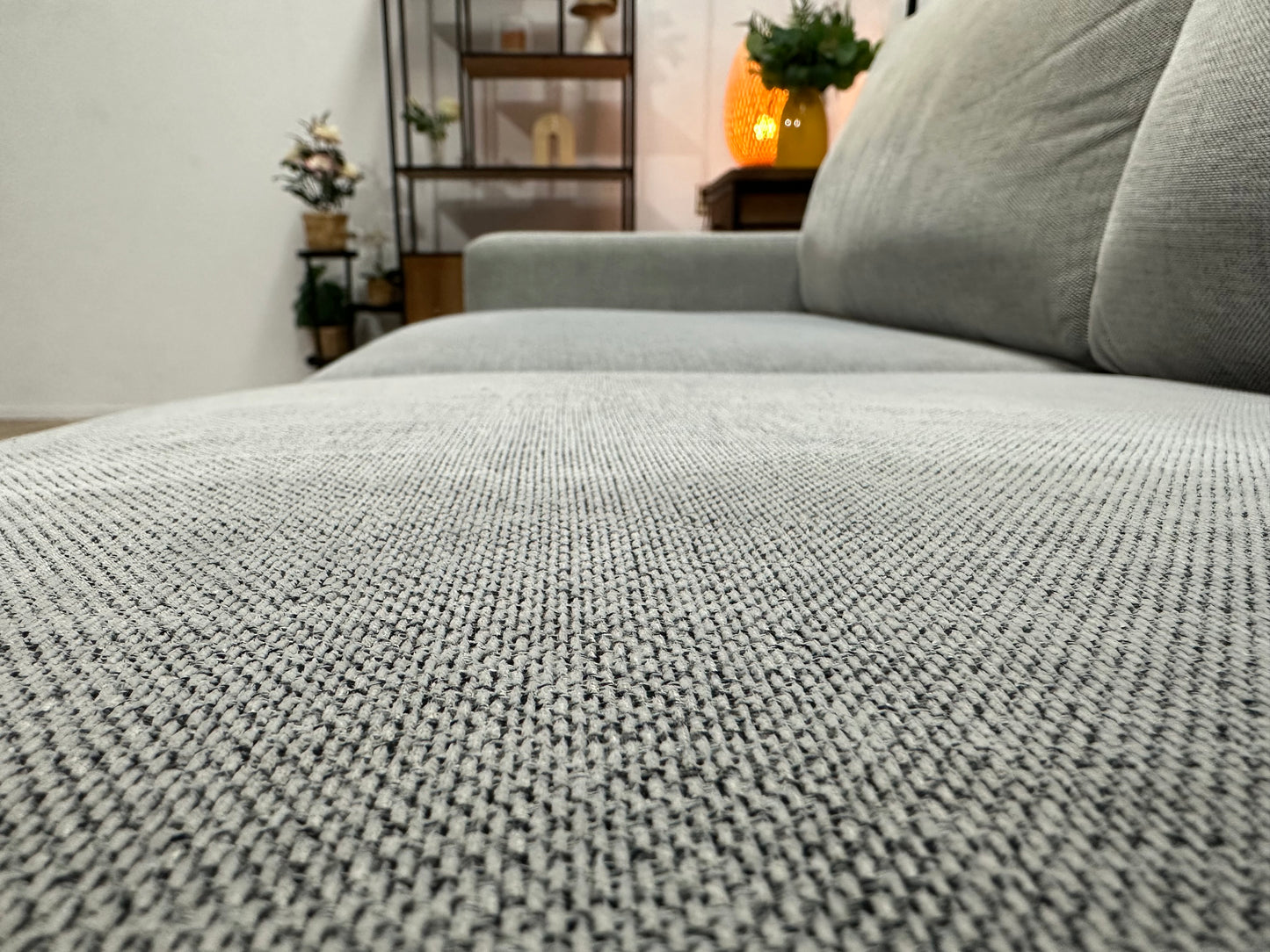 Licht Grijze Suède Stoffen Hoekbank ~ Losse Rugkussens Met Afneembare Hoezen