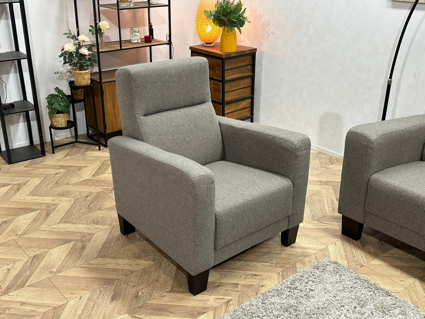 Grijze 2.5-Zits Bank Inc Fauteuil ~ Vaste Kussens