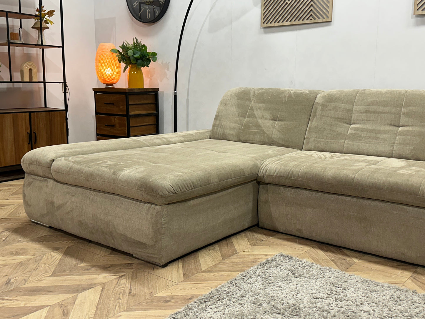 Beige Suède Stoffen Hoekbank Inc Hocker ~ Nieuwstaat