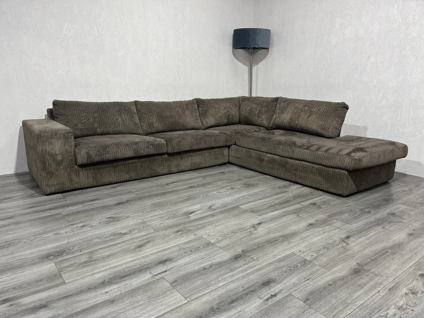 Ruime Taupe Ribstof Hoekbank