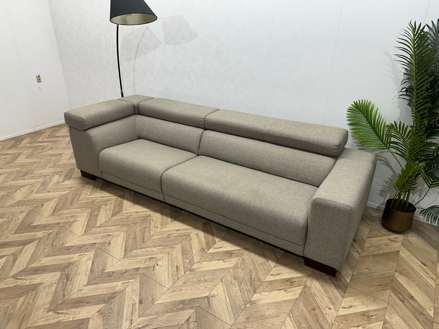 Goossens Licht Grijze 3-Zits Bank ~ Verstelbare Hoofdsteunen