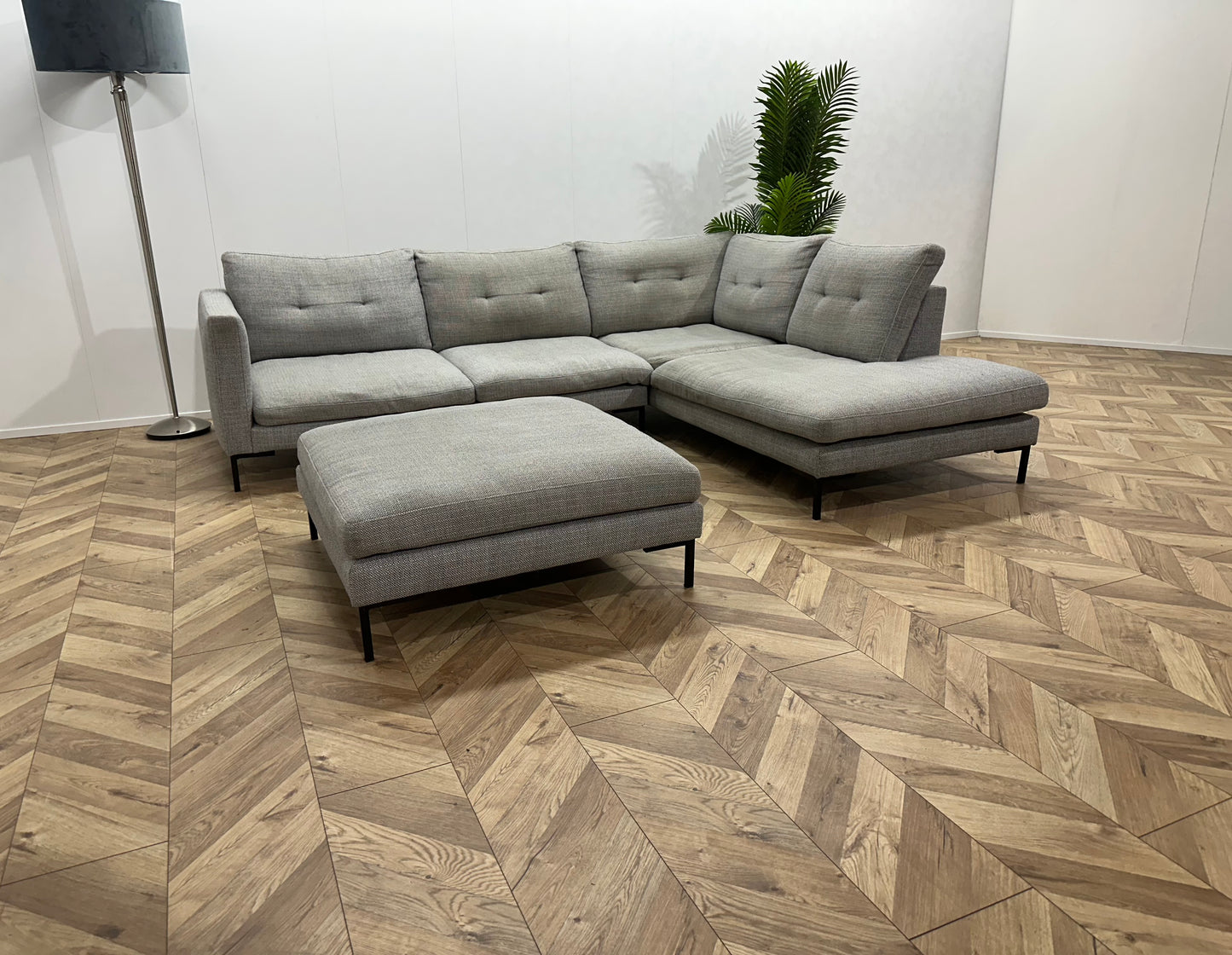 Licht Grijze Hoekbank Inc. Hocker ~ Losse Kussens Met Afneembare Hoezen