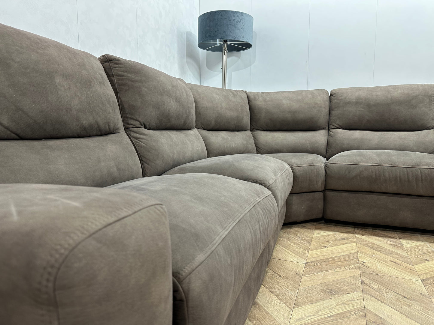 Ruime Grijze Suède Stoffen U Bank ~ Relaxfunctie