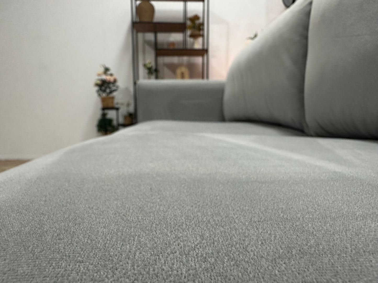 Licht Grijze Velvet Hoekbank ~ Losse Kussens Met Afneembare Hoezen