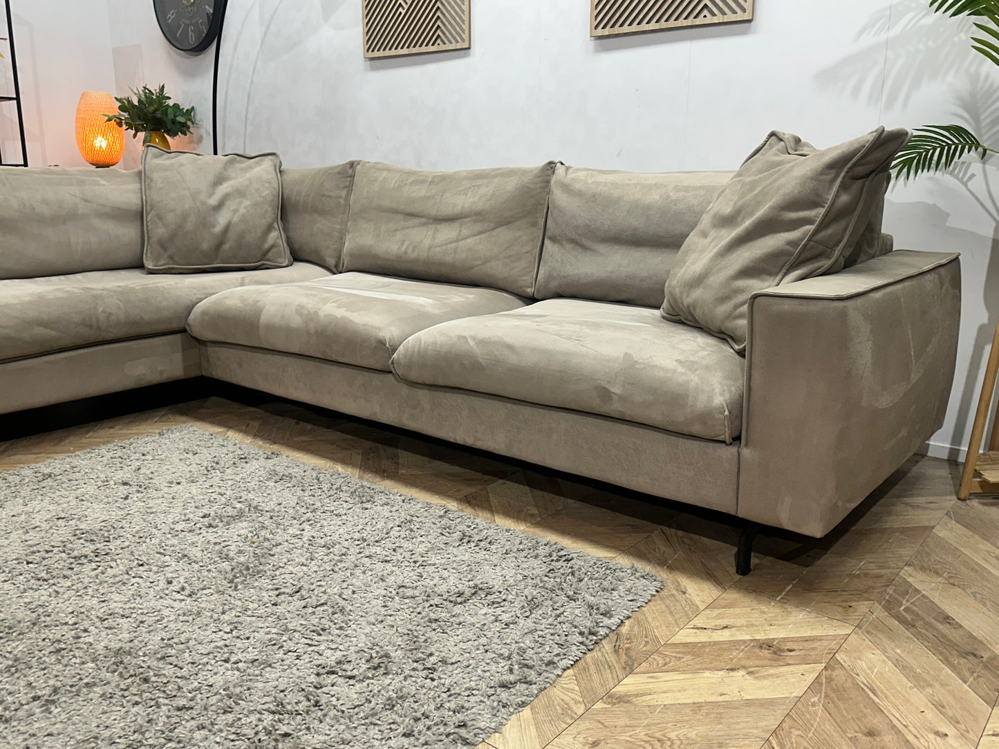 Taupe Velvet Hoekbank ~ Losse Kussens Met Afneembare Hoezen