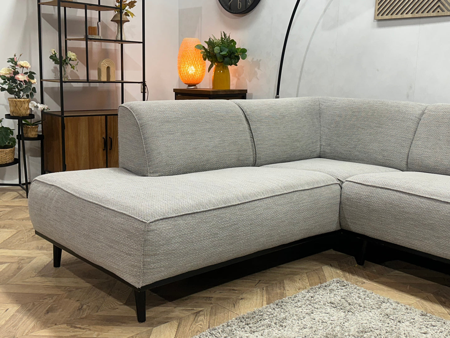 Licht Grijze Hoekbank ~ Vaste Kussens