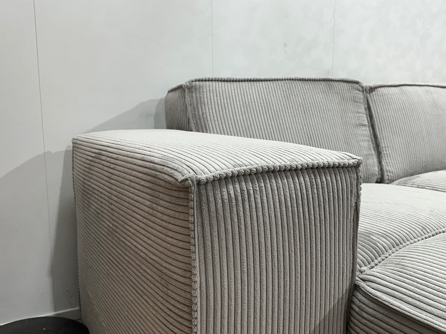 !Showroommodel! Licht Grijze Ribstof U Bank