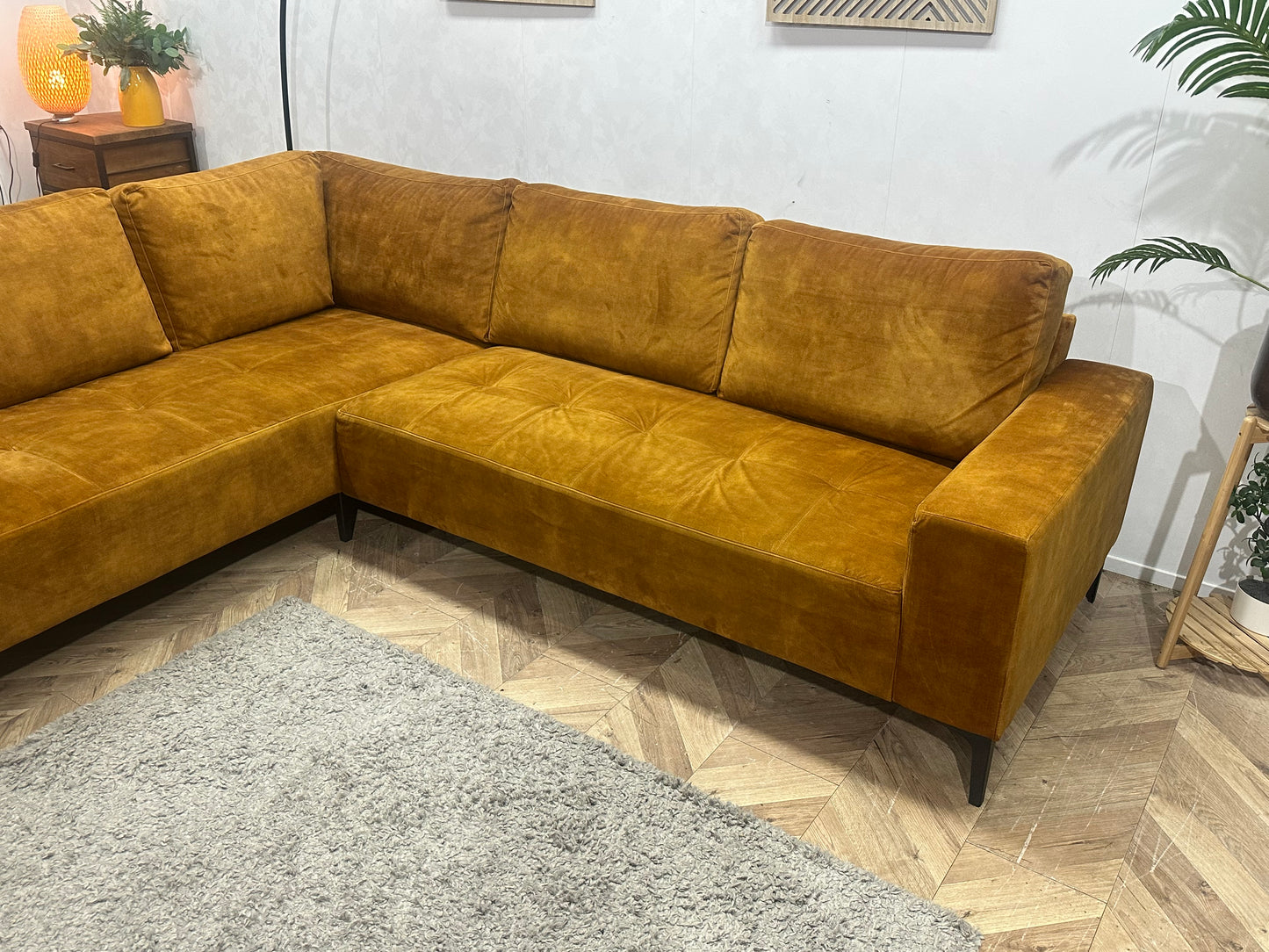 Oker Gele Velvet Hoekbank ~ Losse Rugkussens Met Afneembare Hoezen