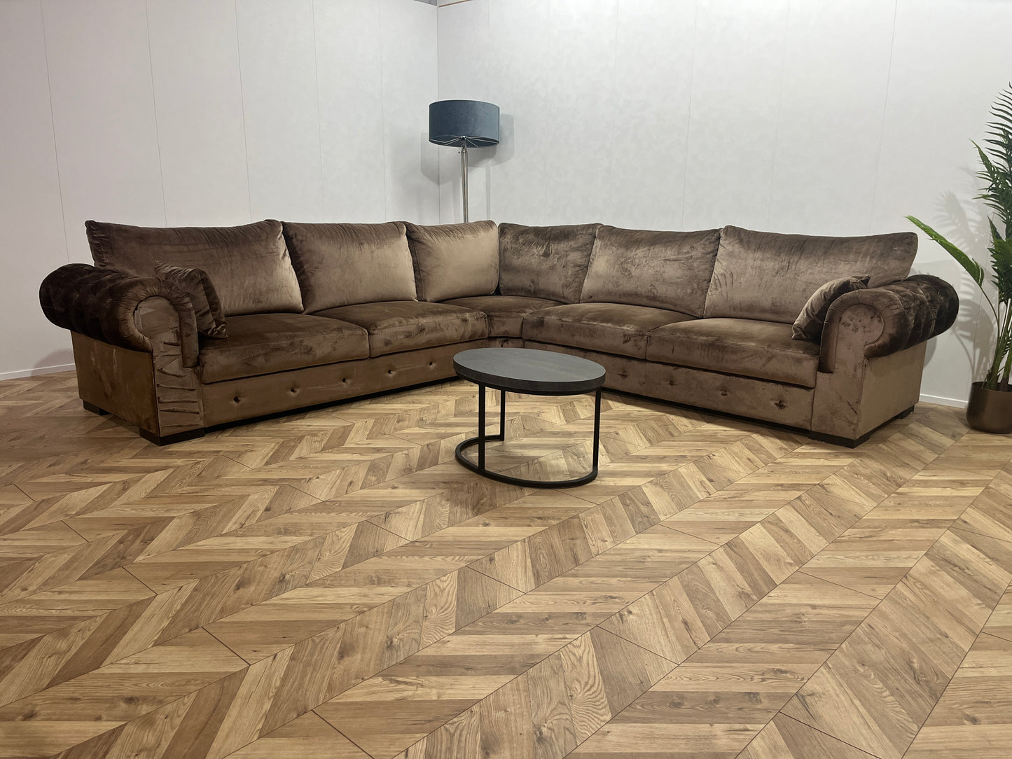 Bruine Velvet Eric Kuster Hoekbank ~ gecaptionneerd