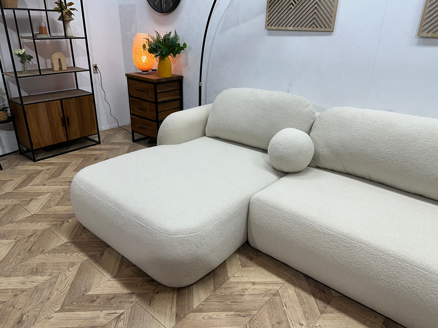 !Showroommodel! Crème Bouclé Stof Hoekbank ~ Losse Rugkussens