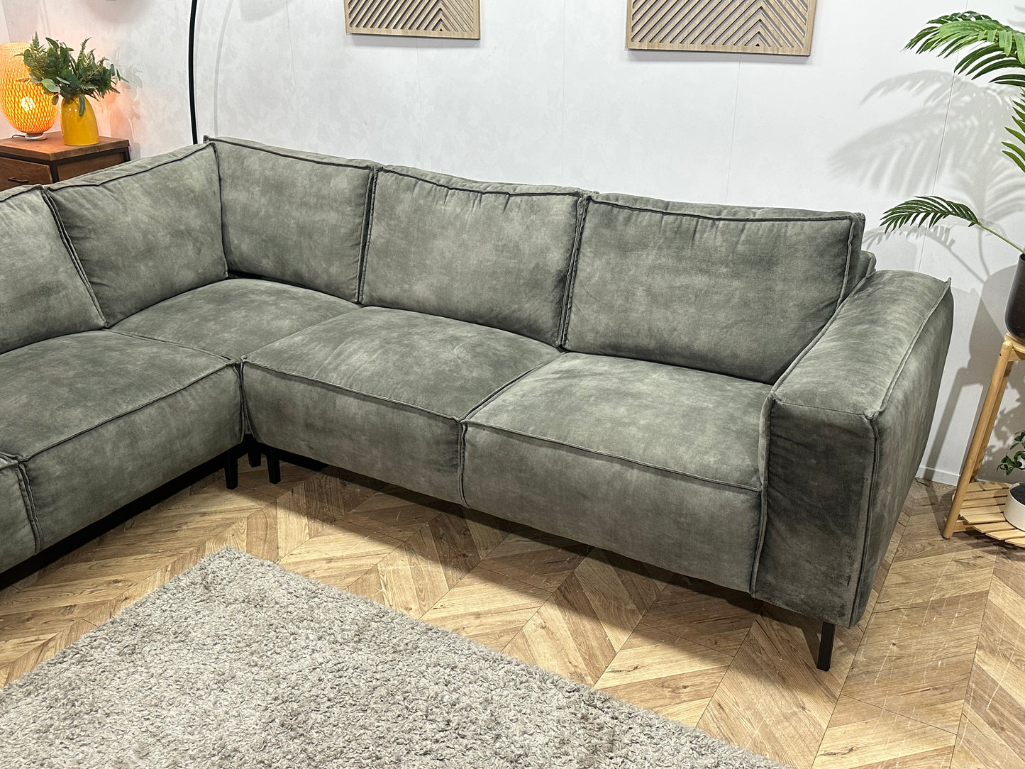 Grijze Velvet Hoekbank ~ Losse Rugkussens Met Afneembare Hoezen