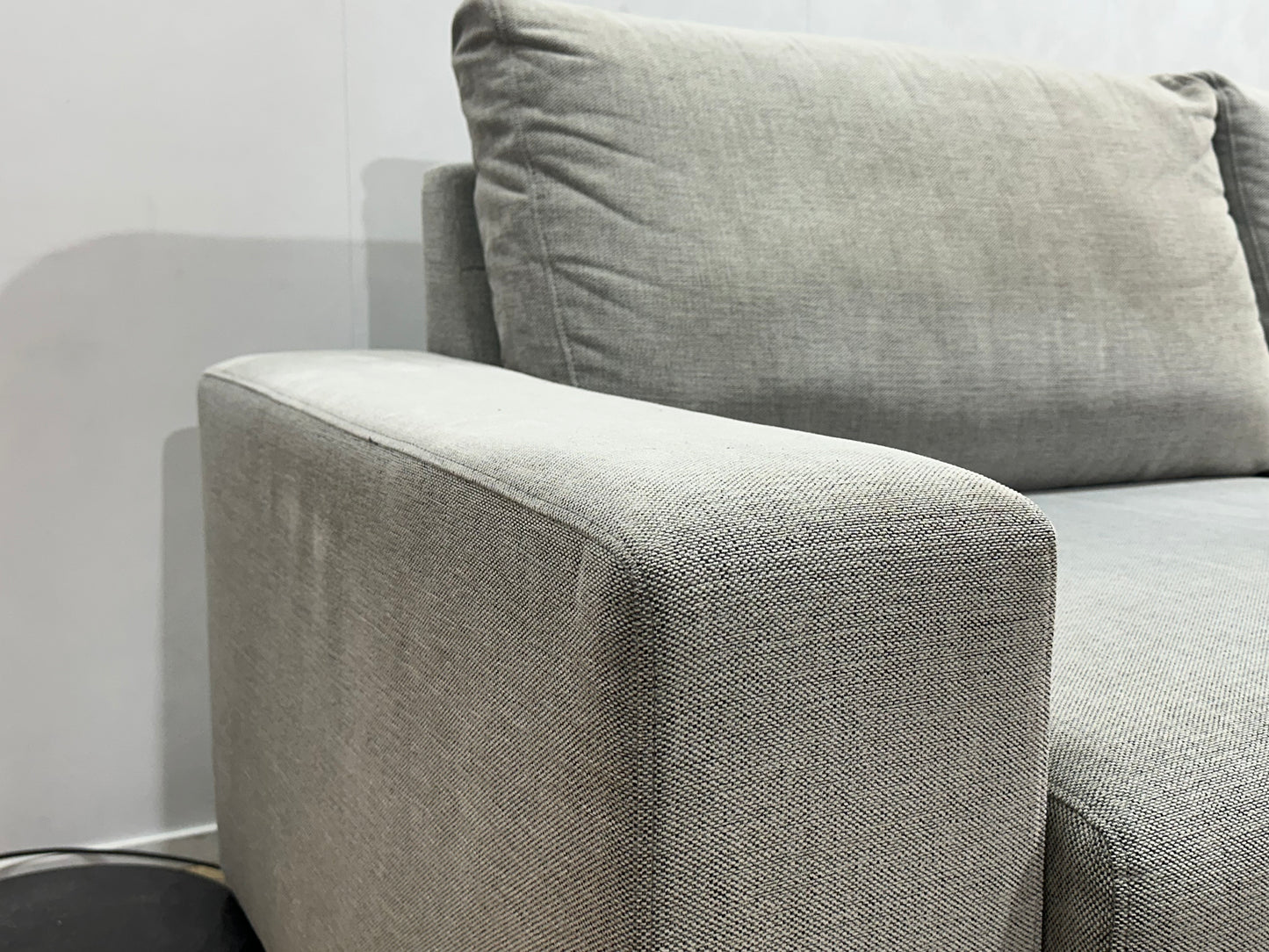 Licht Grijze Suède Stoffen Hoekbank ~ Losse Rugkussens Met Afneembare Hoezen