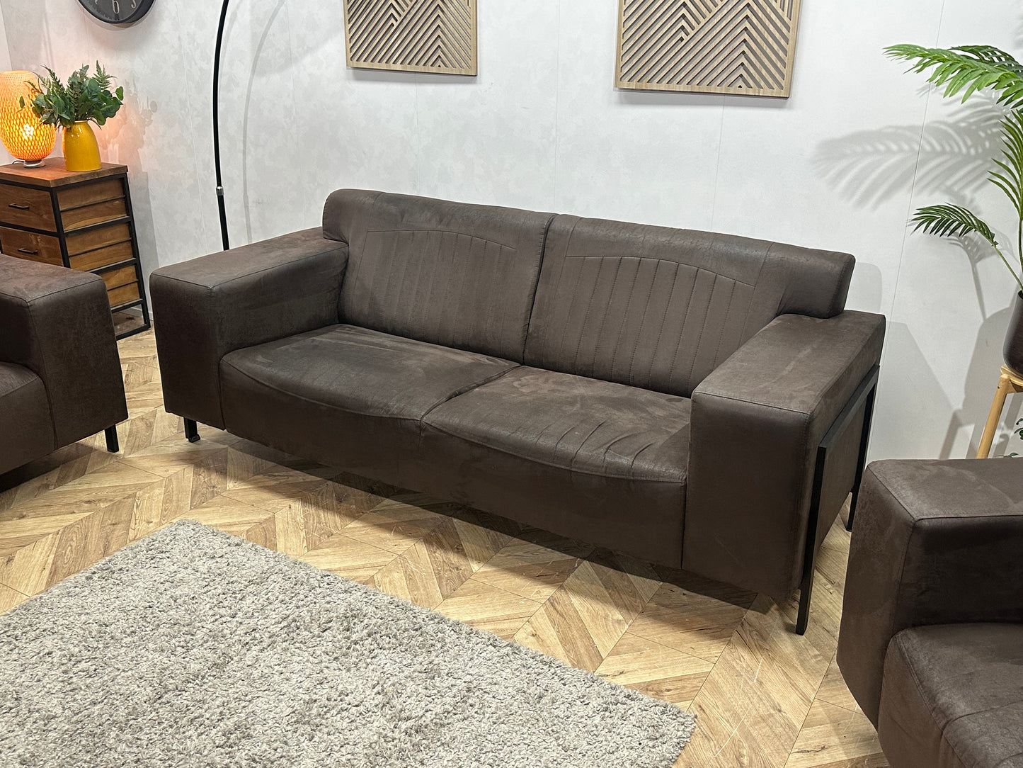 Bruine Suède Stoffen Banken Set Inc Fauteuil ~ Vaste Kussens