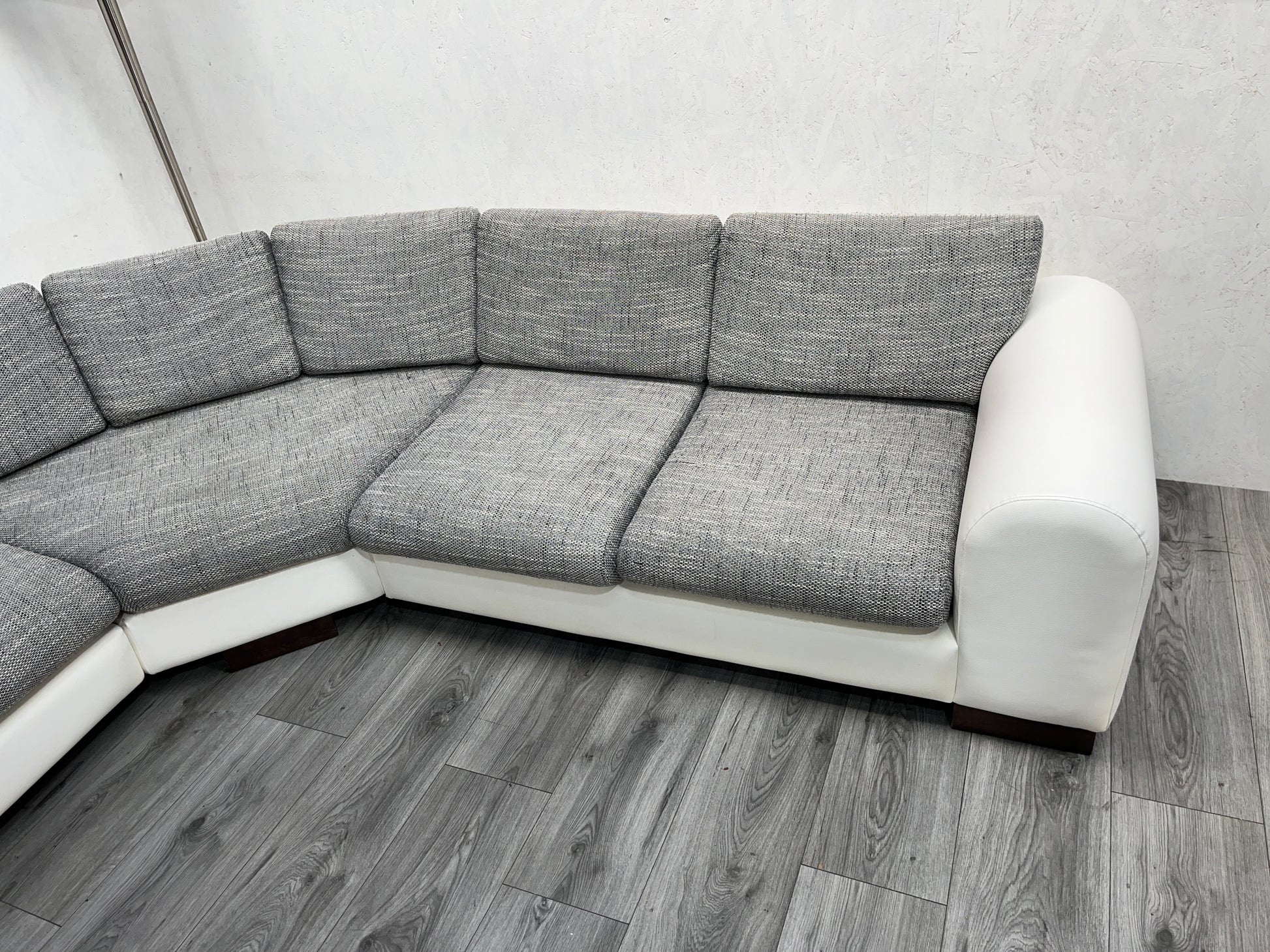 Wit / Licht Grijze Hoekbank Set Met Stoel - Banken Bazaar