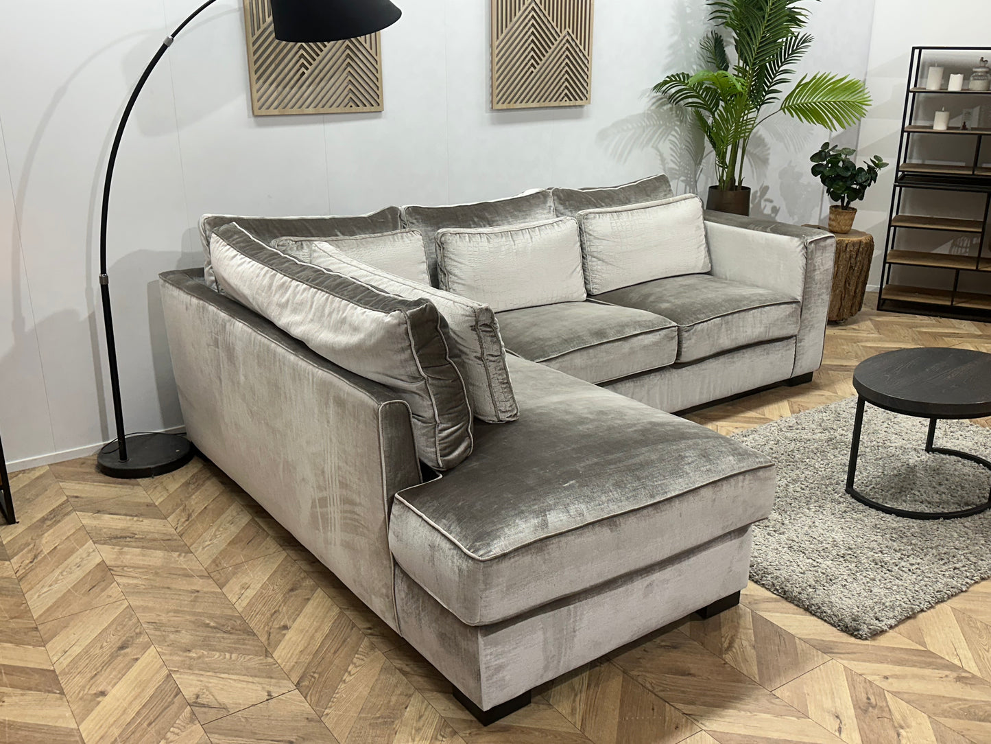 Licht Grijze Velvet Hoekbank ~ Losse Kussens Met Afneembare Hoezen