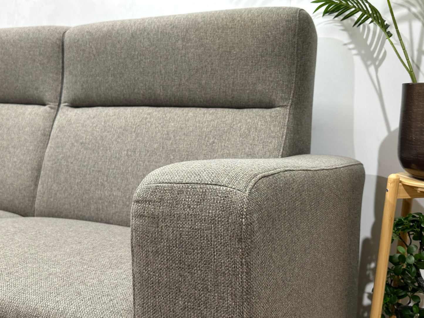 Grijze 2.5-Zits Bank Inc Fauteuil ~ Vaste Kussens