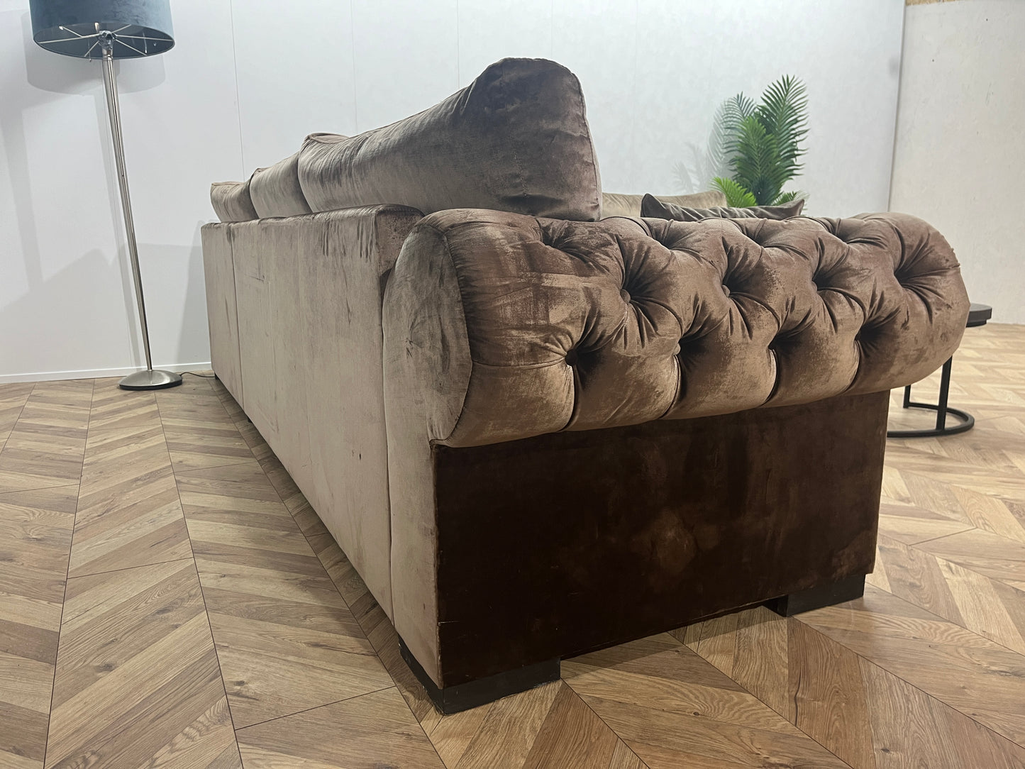 Bruine Velvet Eric Kuster Hoekbank ~ gecaptionneerd