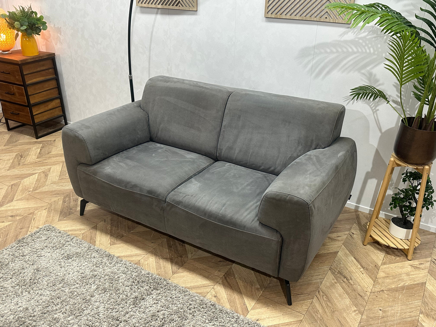 H&H Grijze Suède Stoffen 2.5-Zits Bank ~ Nieuwstaat