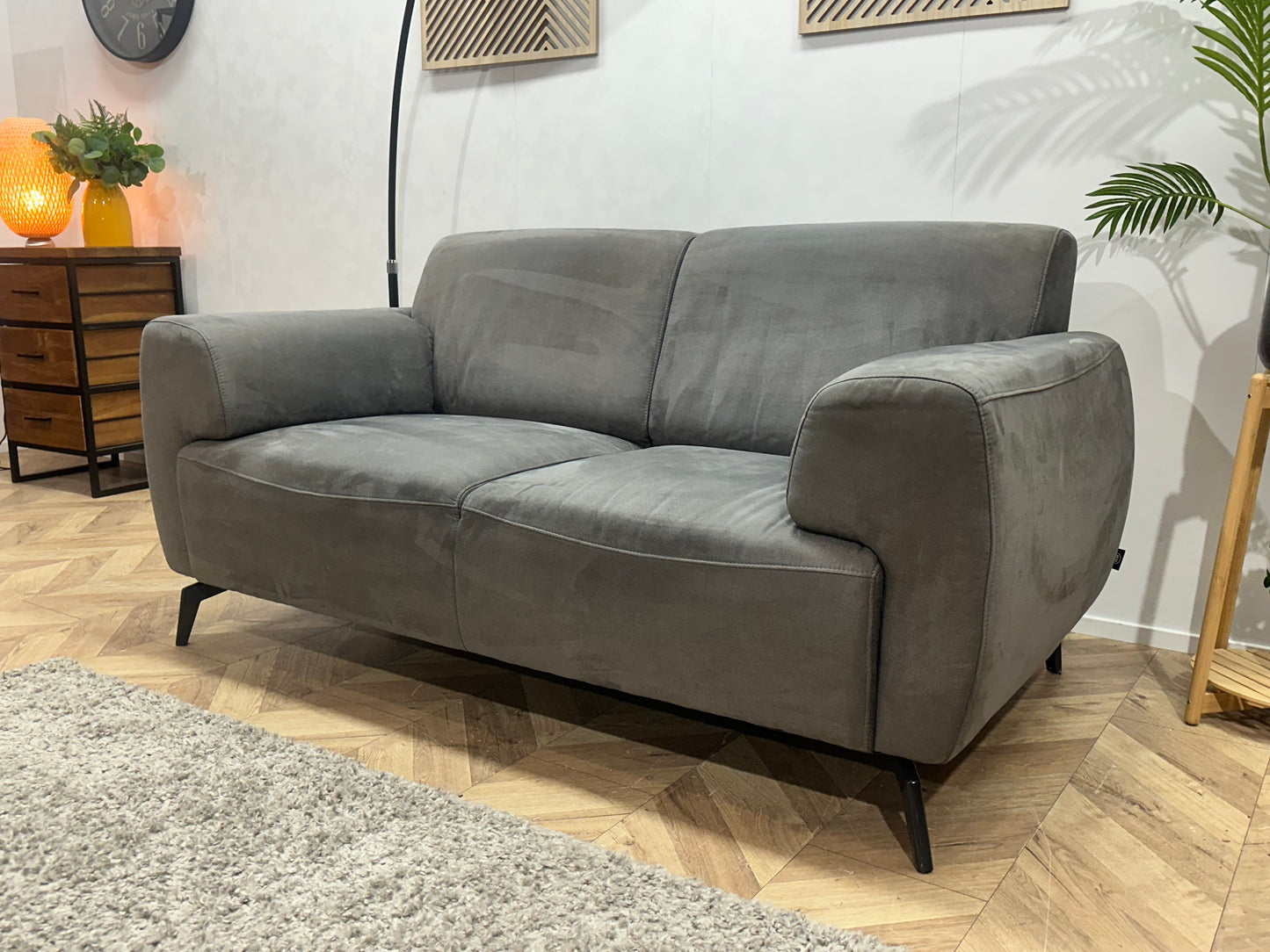 H&H Grijze Suède Stoffen 2.5-Zits Bank ~ Nieuwstaat