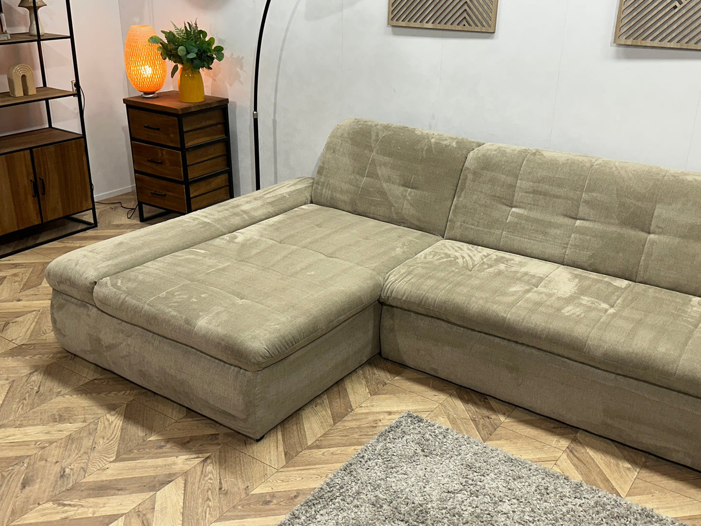 Beige Suède Stoffen Hoekbank Inc Hocker ~ Nieuwstaat