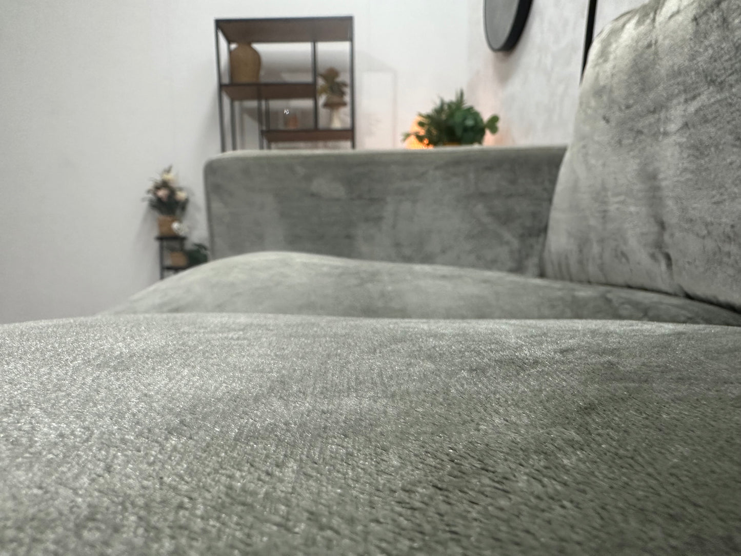 Licht Grijze Velvet 2-Zits Bank ~ Losse Kussens Met Afneembare Hoezen