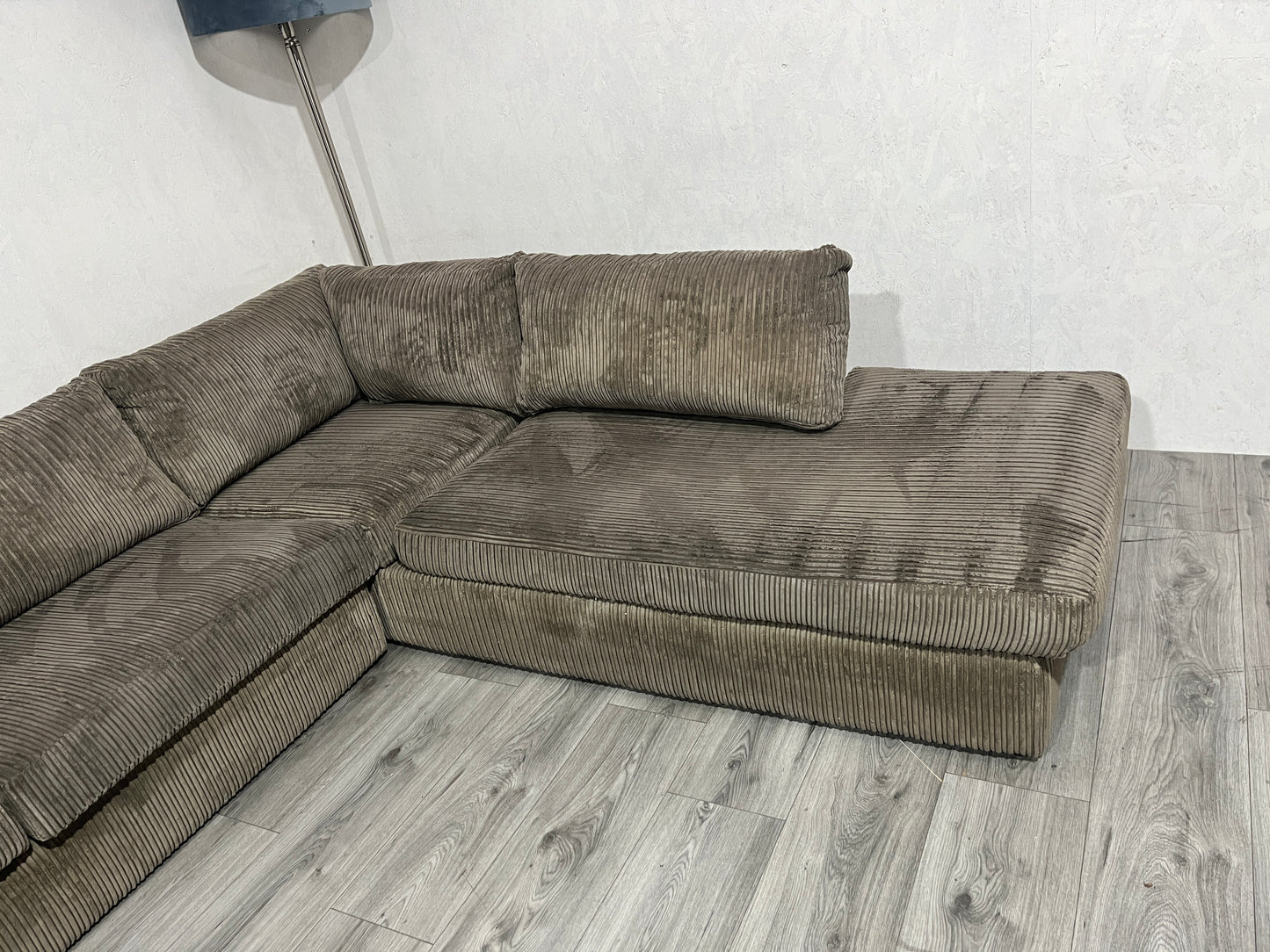 Ruime Taupe Ribstof Hoekbank