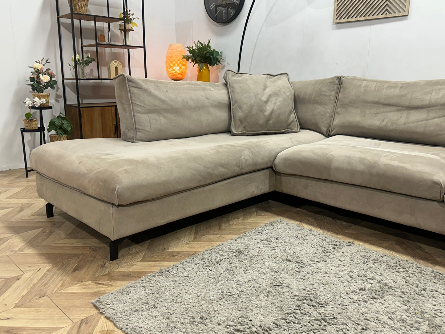 Taupe Velvet Hoekbank ~ Losse Kussens Met Afneembare Hoezen