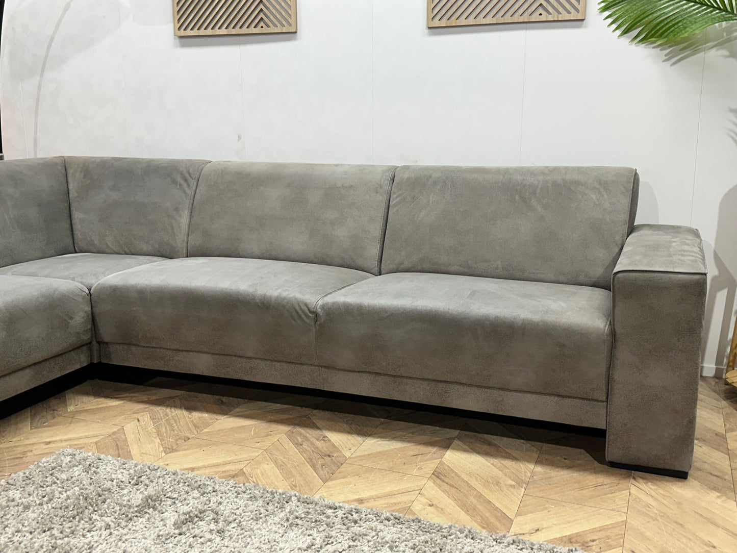 Grijze Suède Stoffen Hoekbank ~ Vaste Kussens