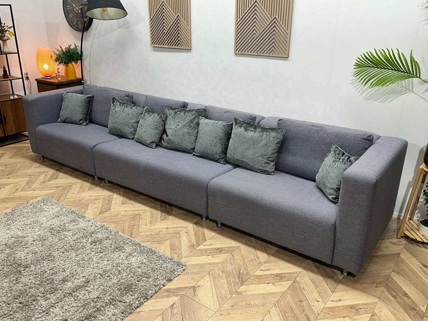 Grijze Ruime Hybride 3-Zits Bank Inc Hocker ~ Losse Rugkussens Met Afneembare Hoezen