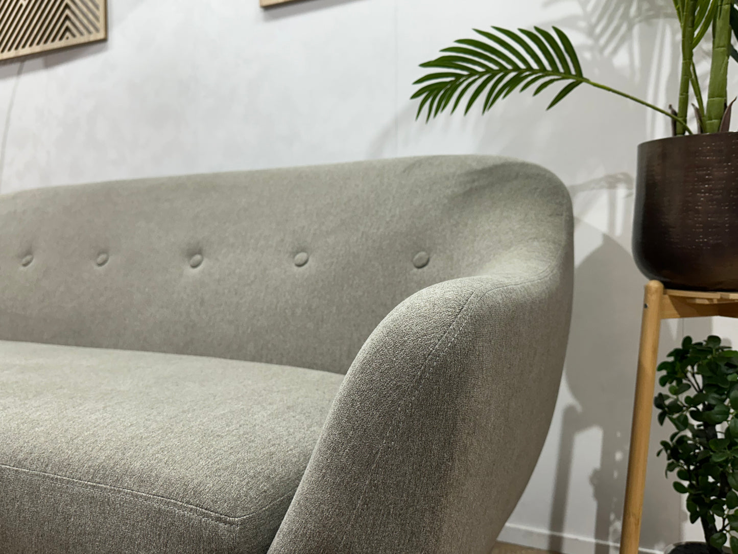 Licht Grijze 2.5-Zits Bank ~ Vaste Kussens