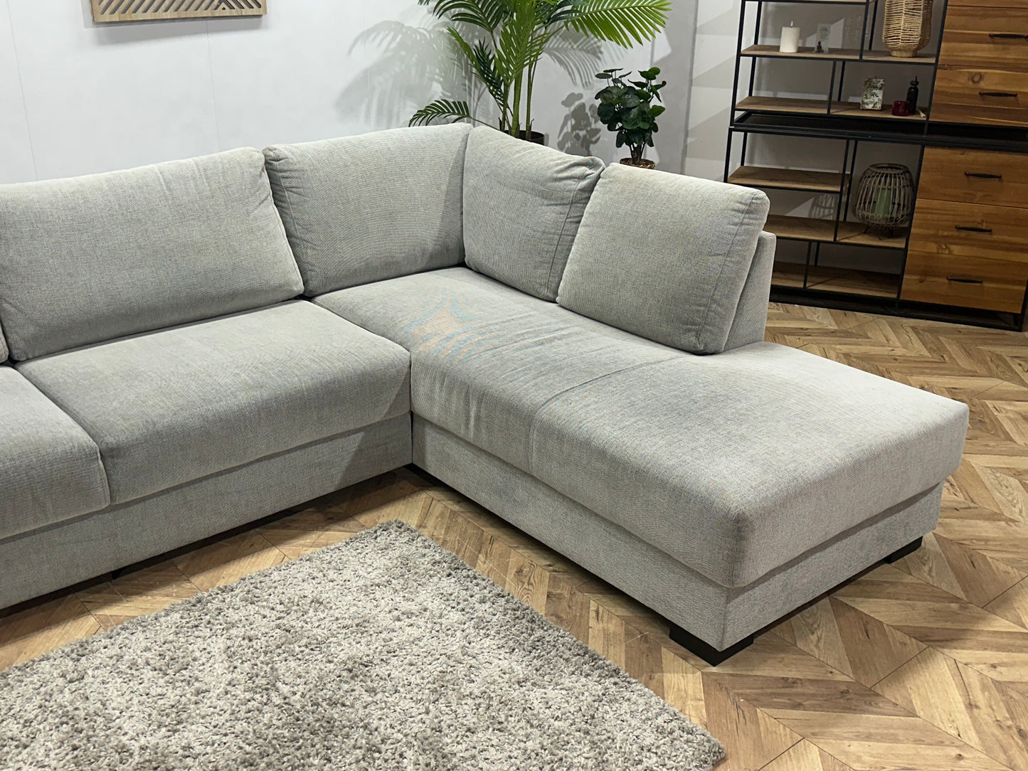 Licht Grijze Suède Stoffen Hoekbank ~ Losse Rugkussens Met Afneembare Hoezen