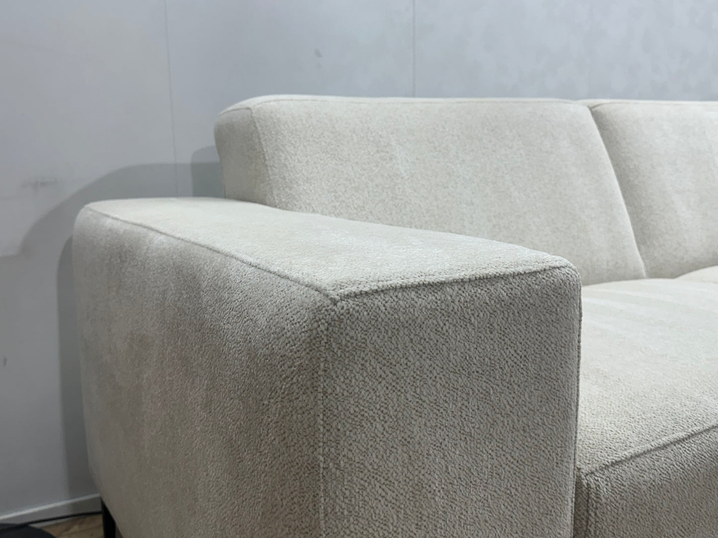 Witte Bouclé Stoffen Hoekbank ~ Vaste Kussens