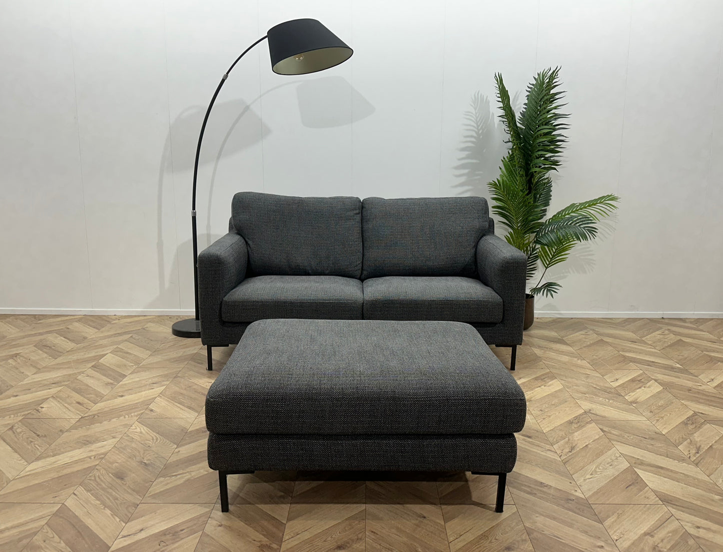 Grijze 2.5-Zits Bank Inc Hocker ~ Losse Kussens Met Afneembare Hoezen