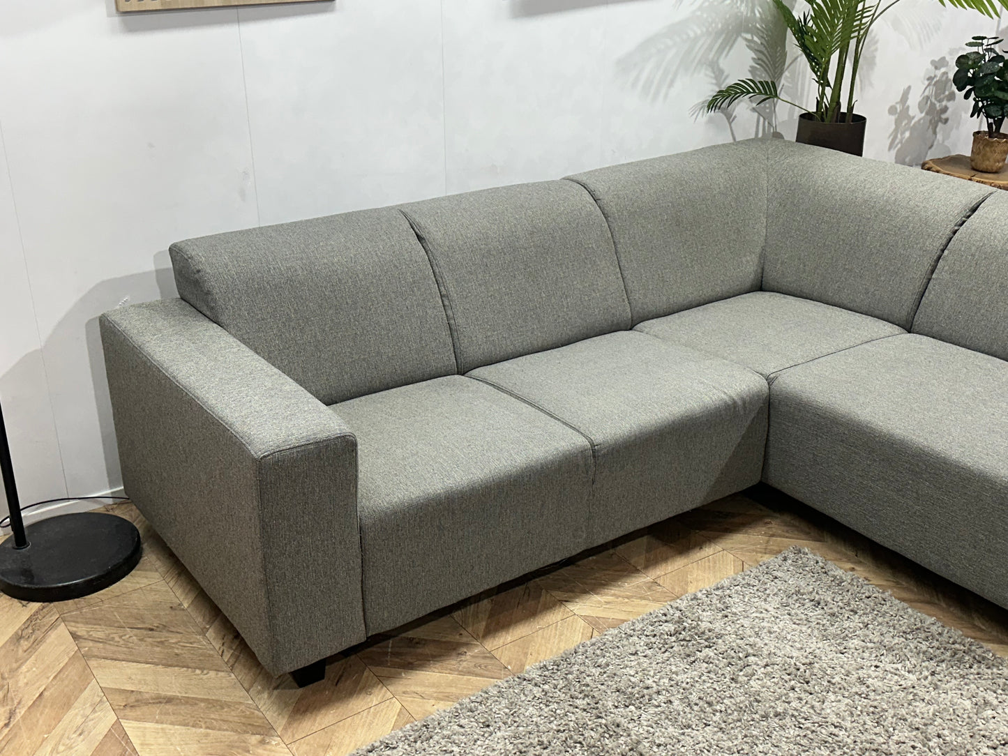 Licht Grijze Hoekbank ~ Vaste Kussens