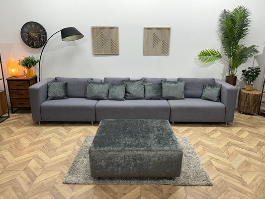 Grijze Ruime Hybride 3-Zits Bank Inc Hocker ~ Losse Rugkussens Met Afneembare Hoezen