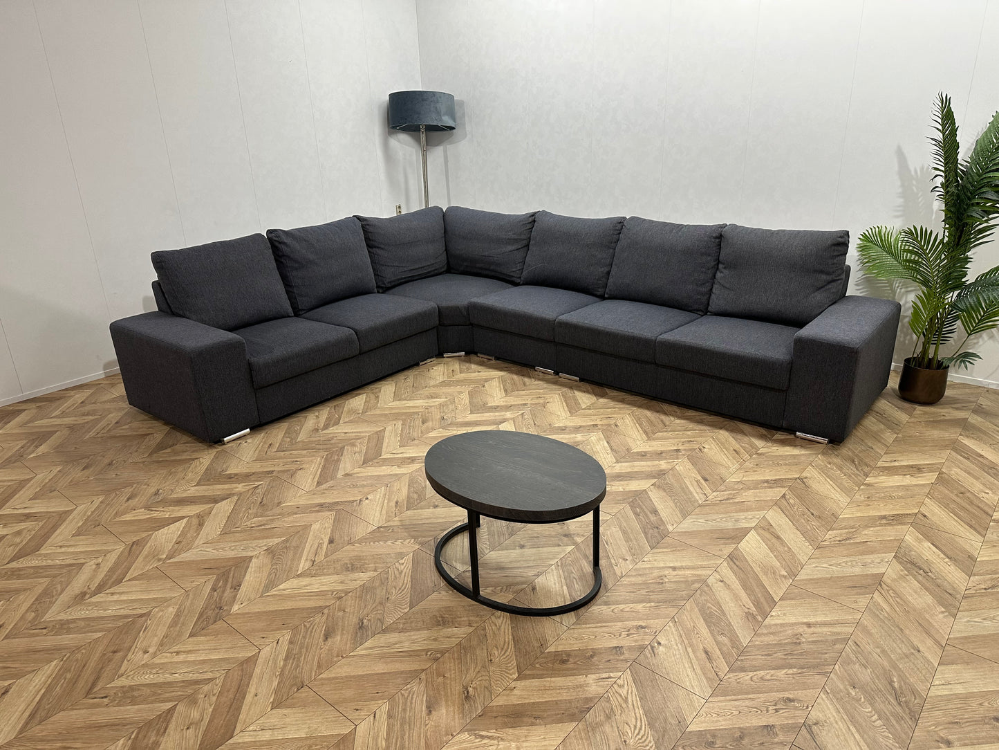 Grijze Ruime Hoekbank ~ Losse Rugkussens Met Afneembare Hoezen