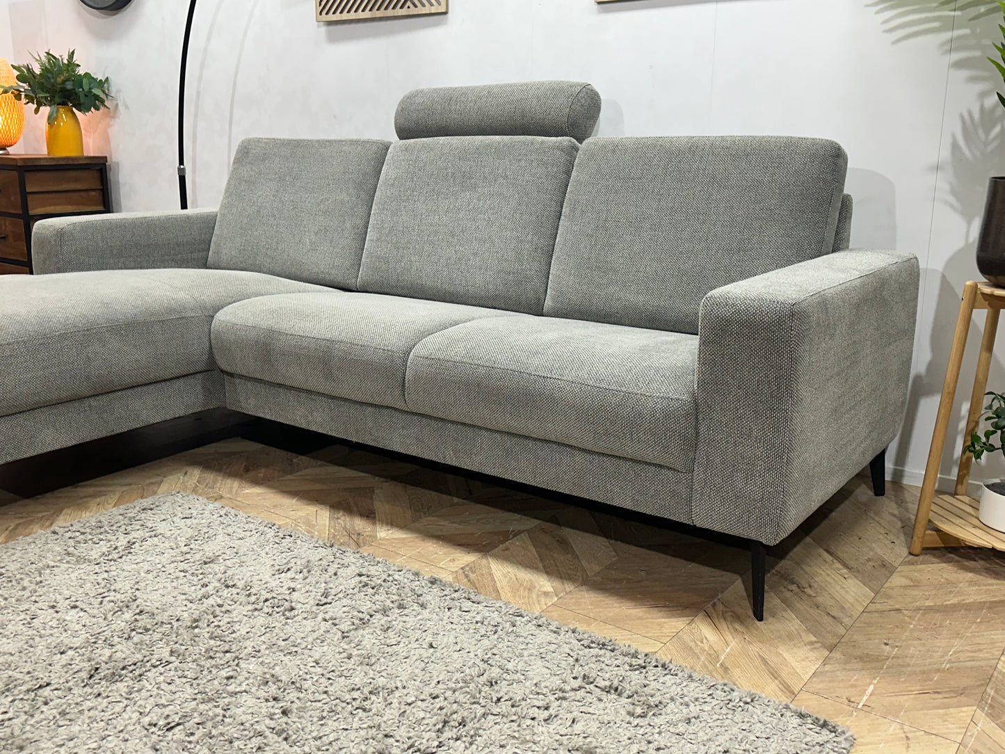Licht Grijze Suede Stoffen Hoekbank ~ Losse Rugkussens Met Afneembare Hoezen
