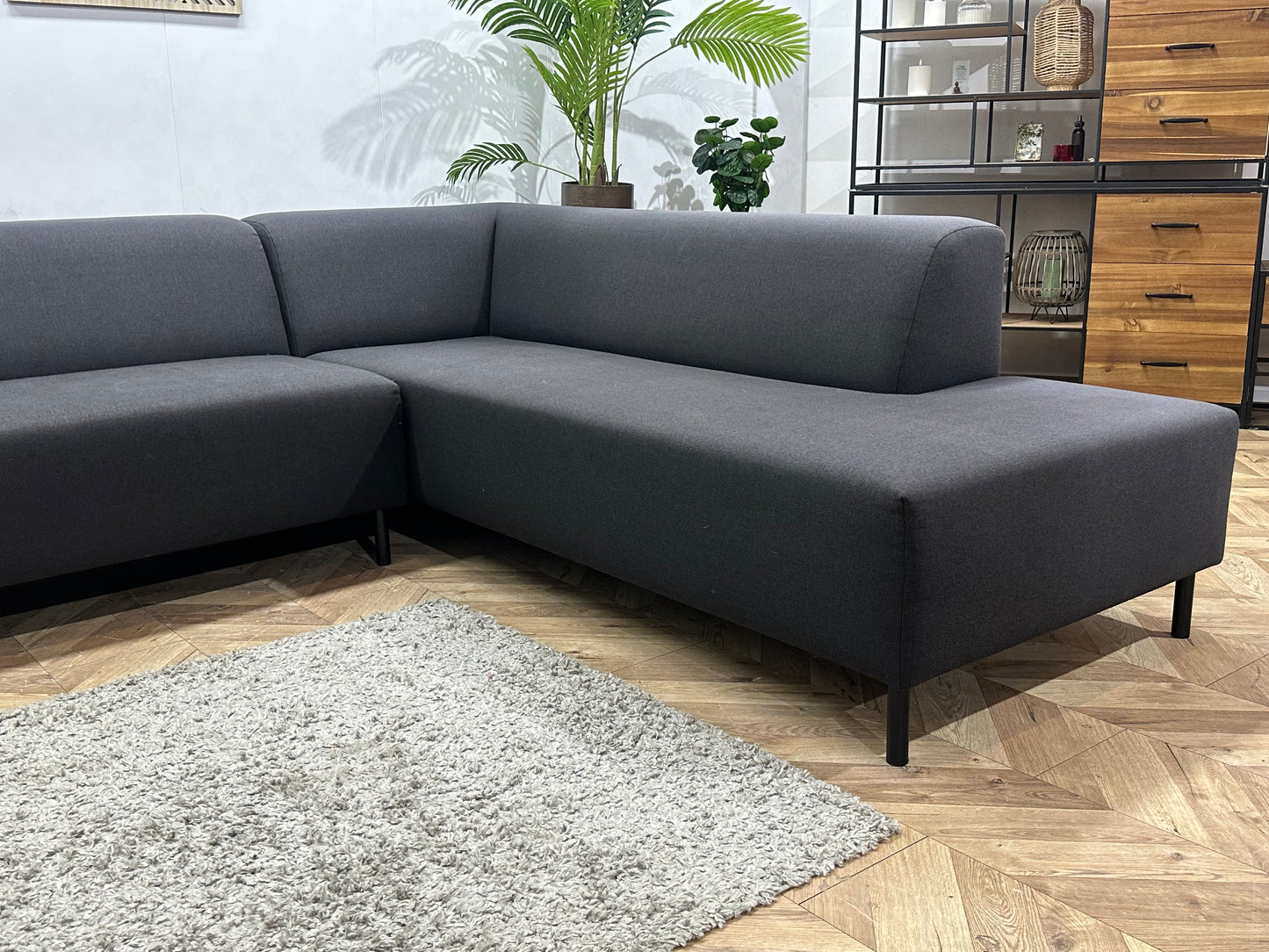 Zwarte Hoekbank ~ Vaste Kussens