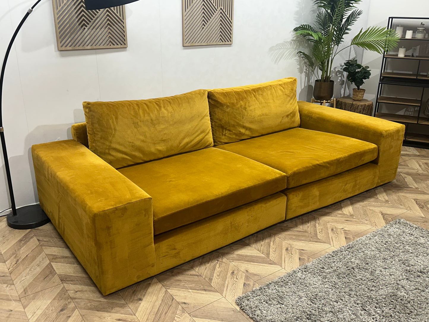 (1) Gele Velvet Rechte Bank ~ Losse Kussens Met Afneembare Hoezen