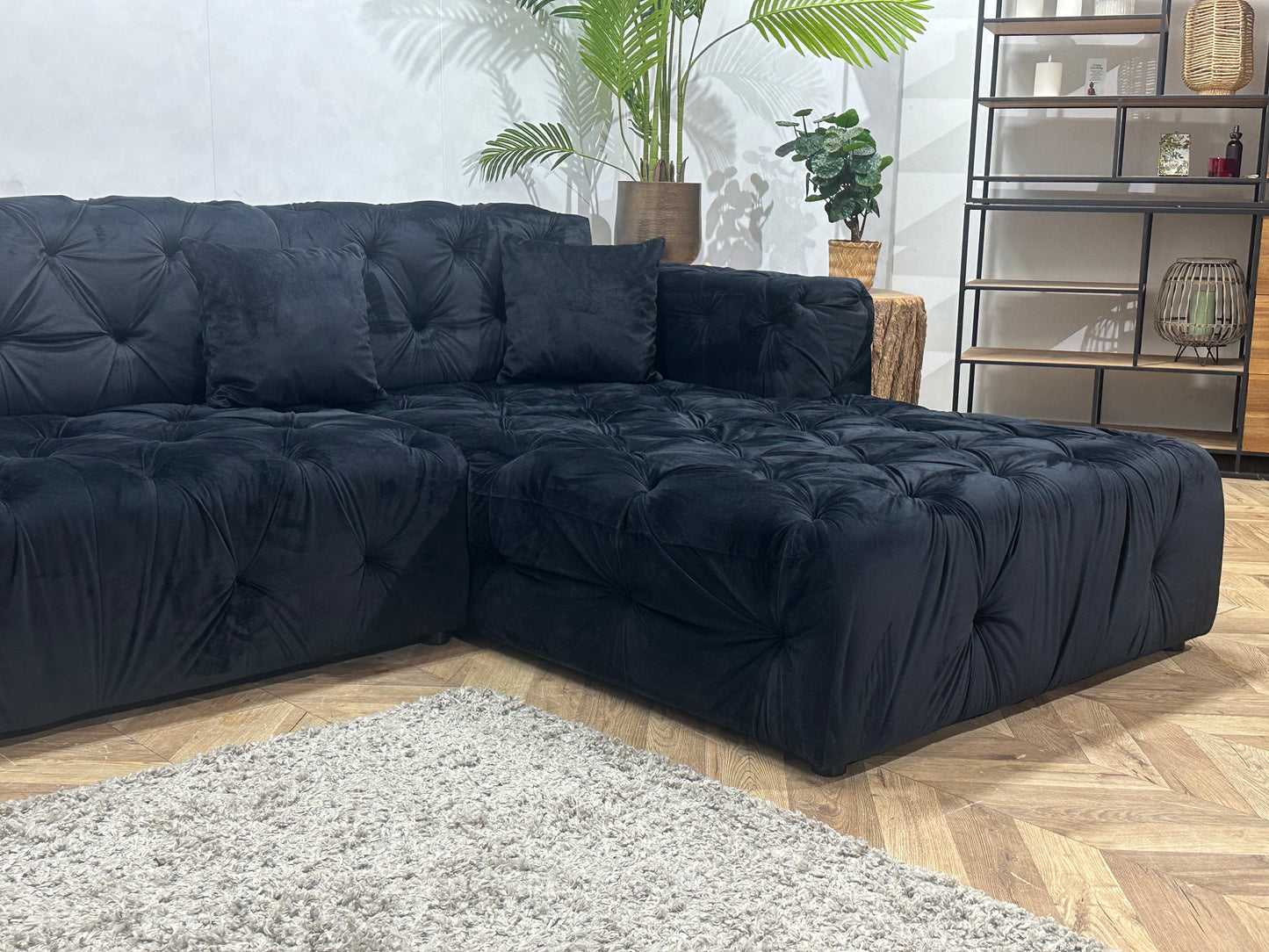 Zwarte Velvet Hoekbank ~ Vaste Kussens