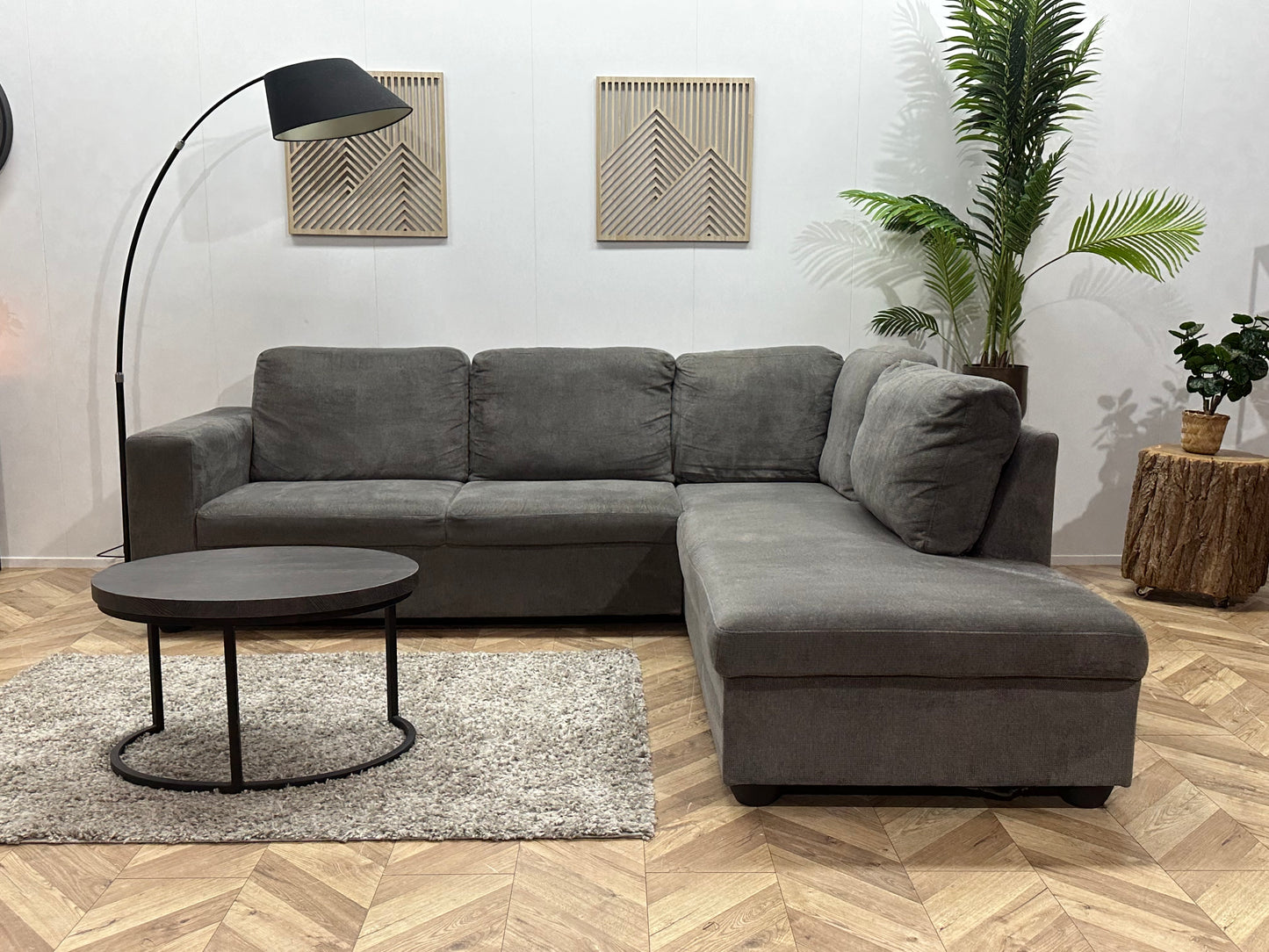 Grijze Suède Stoffen Hoekbank ~ Losse Rugkussens Met Afneembare Hoezen