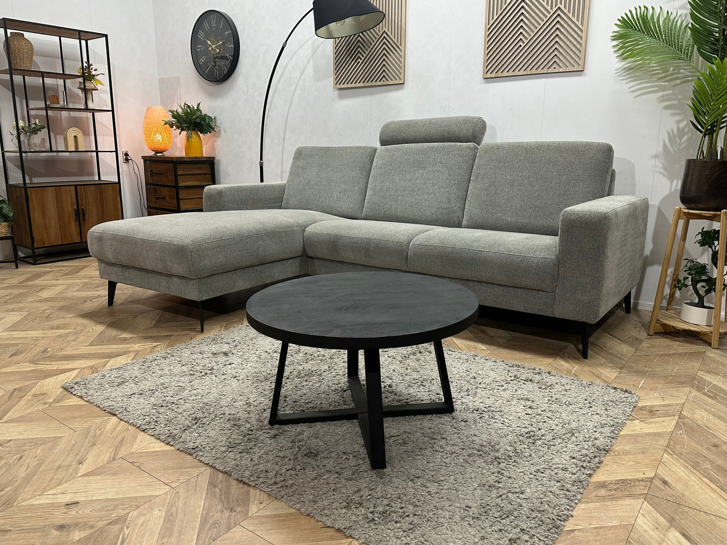 Licht Grijze Suede Stoffen Hoekbank ~ Losse Rugkussens Met Afneembare Hoezen