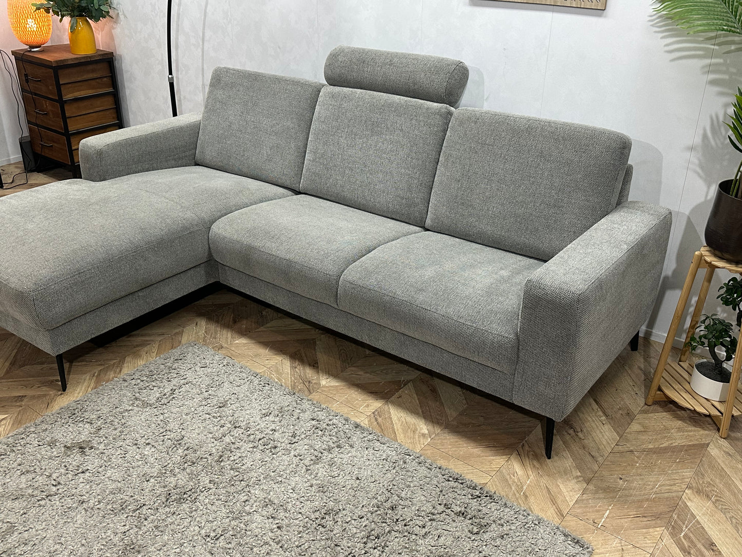 Licht Grijze Suede Stoffen Hoekbank ~ Losse Rugkussens Met Afneembare Hoezen