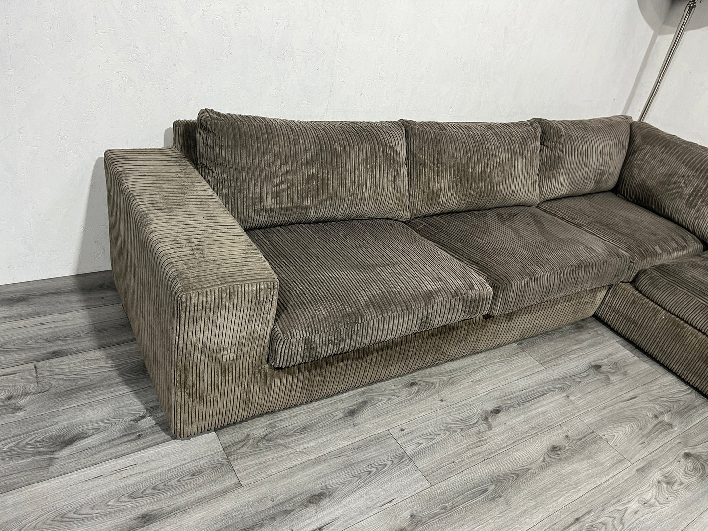 Ruime Taupe Ribstof Hoekbank